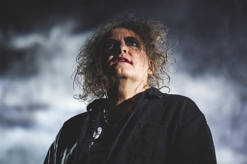 Rote Lippen, 80s-Pop und düsterte Abgründe: Robert Smith von The Cure hat all das über die Jahre vereint (Foto: Mariano Regidor/Redferns/Getty Images)