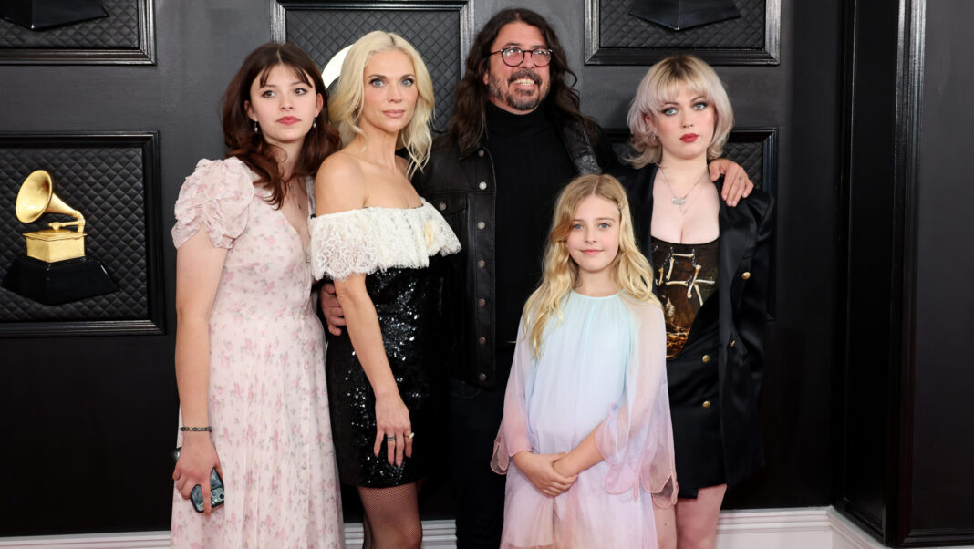 LOS ANGELES, CALIFORNIA - FEBRUARY 05: (FOR EDITORIAL USE ONLY) (L-R) Harper Grohl, Jordyn Blum, Dave Grohl, Ophelia Grohl, and Violet Grohl attend the 65th GRAMMY Awards on February 05, 2023 in Los Angeles, California. (Foto: Amy Sussman/Getty Images)