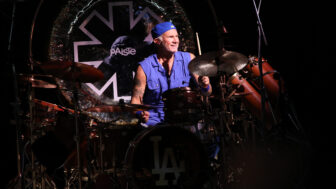 Red Hot Chili Peppers – Chad Smith trifft auf Straßenmusiker