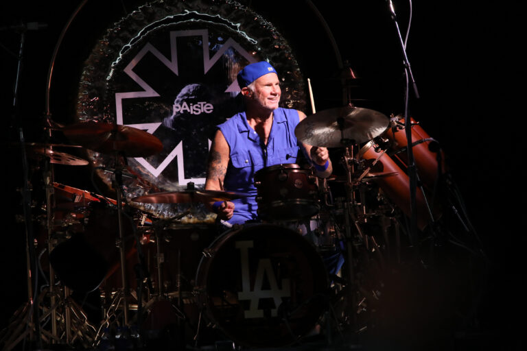 Chad Smith trifft auf Straßenmusiker