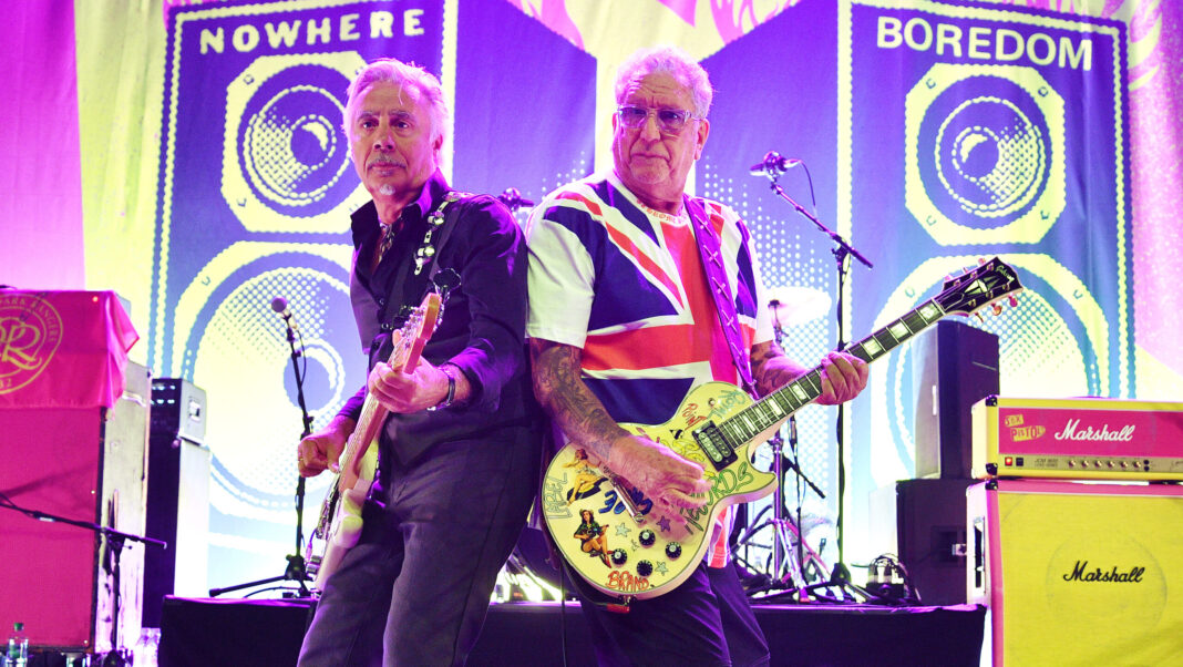 Bassist Glen Matlock (l.) und Gitarrist Steve Jones (r.) als Sex Pistols am 26. September 2024 in London (Foto: Jim Dyson/Getty Images)