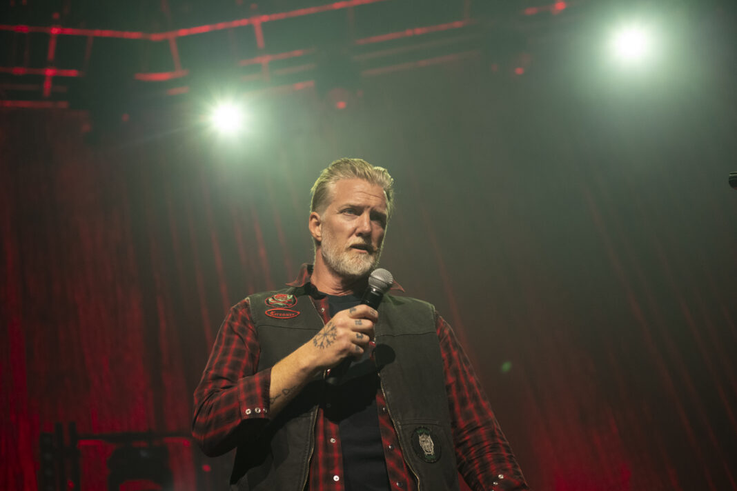 Josh Homme beim Tribute-Konzert für Mark Lanegan, 5. Dezmeber 2024 (Foto: Ki Price/WireImage/Getty Images)