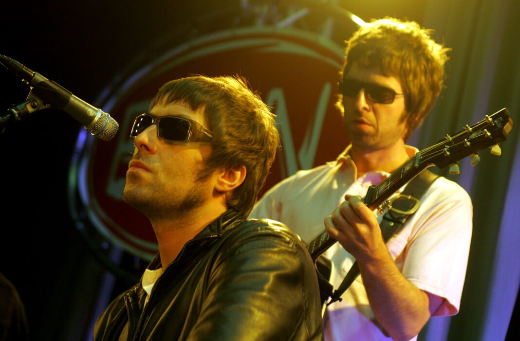 Liam und Noel Gallagher von Oasis (Foto: Paul Bergen/Redferns/Getty Images)