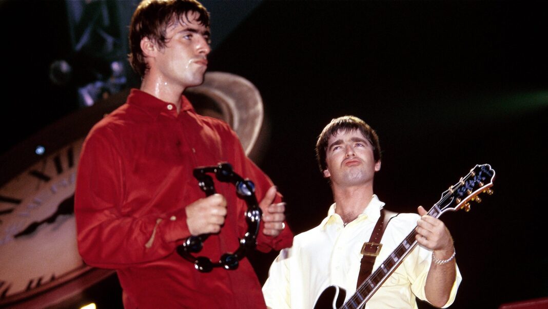 UNITED KINGDOM - SEPTEMBER 01: EARLS COURT Photo of Noel GALLAGHER and Liam GALLAGHER and OASIS, L-R: Liam Gallagher and Noel Gallagher performing live onstage (Photo by Simon Ritter/Redferns)