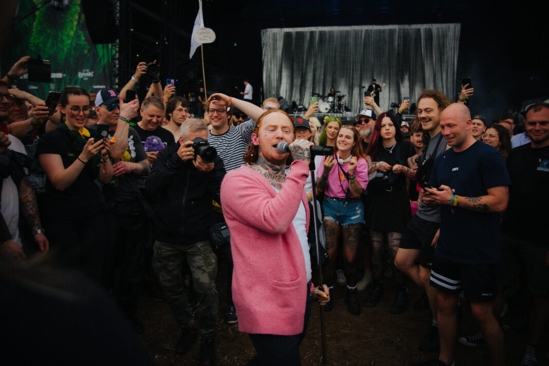 Auf Tuchfühlung mit dem Publikum: Frank Carter beim Hurricane Festival 2024 (Foto: Peter Detje)