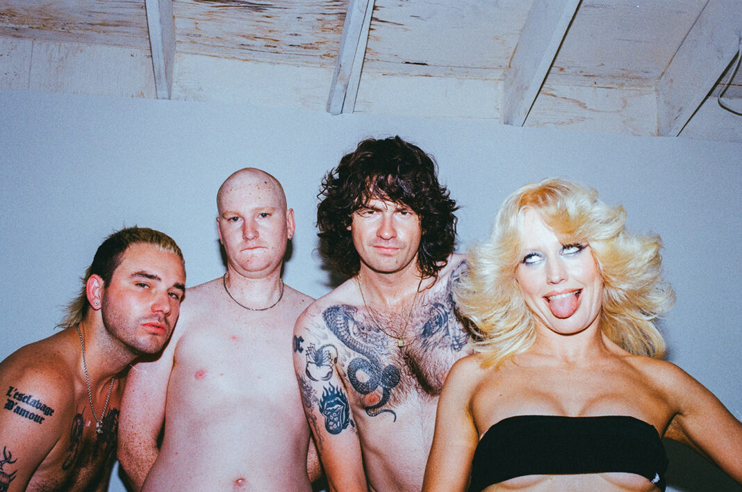 Oben ohne: Amyl And The Sniffers im Video zu 