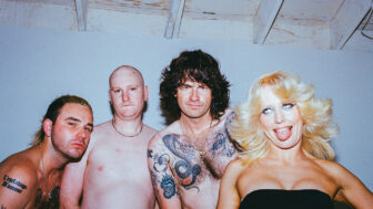 Amyl And The Sniffers - Neue Single – Oben (und unten) ohne