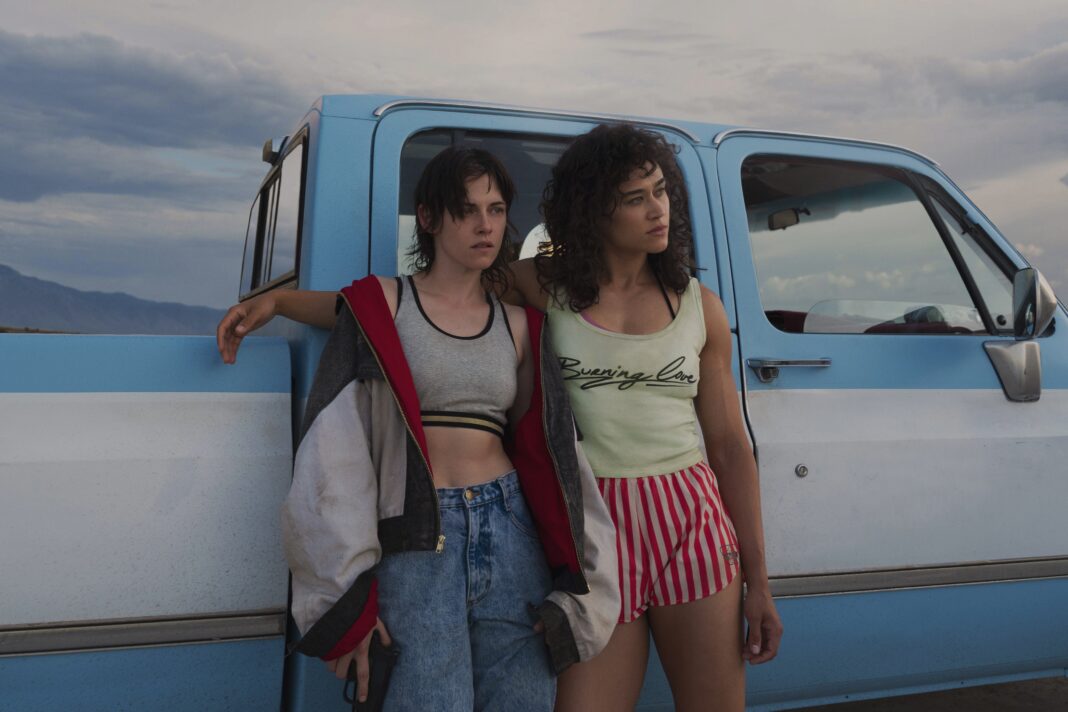 Wie Thelma & Louise: Lou (Kristen Stewart) und Jacky (Katy M. O’Brian) sind nicht gerade zimperlich, wenn es darum geht, Probleme zu lösen. (Foto: Anna Kooris)