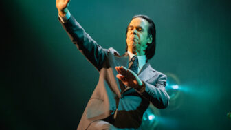 Nick Cave in München –  Gesamtkunstwerk in Anzug und Krawatte