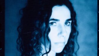 PJ Harvey - Neues Album – Kindliche Sinnsuche