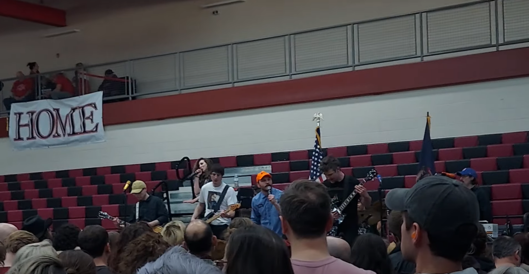 The Armed covern The Stooges auf Bernie Sanders' Tour