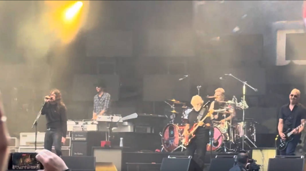 Foo Fighters performen mit Geezer Butler (Screenshot: Youtube)