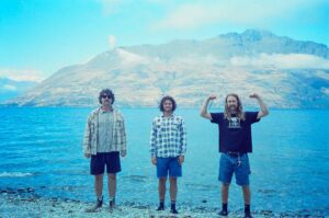 VISIONS Premiere: The Grogans  – Surf the pain away