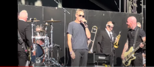 When We Were Young Festival – Tony Hawk singt &#8220;Superman&#8221; mit Goldfinger