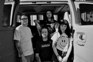 Gouge Away – Neue Single – Idealisierte Erwartungen