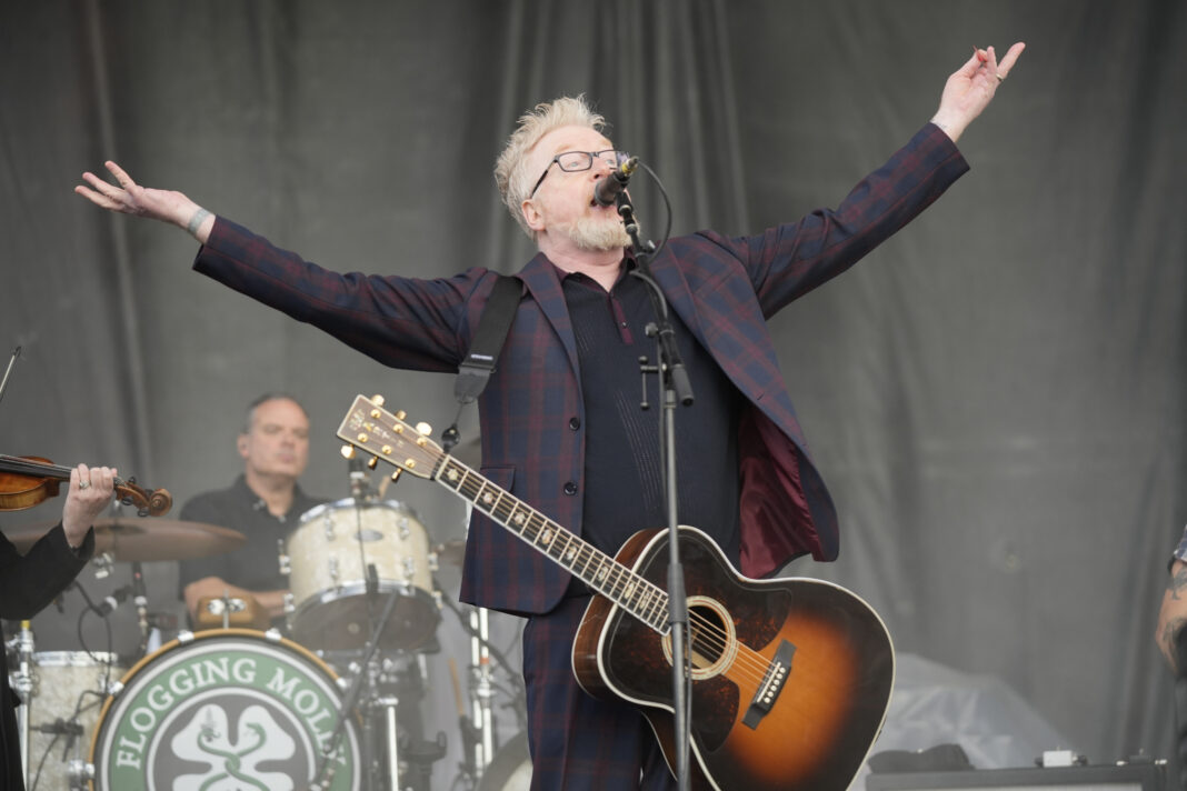 Dave King mit Flogging Molly, 2023 (Photo by Rob Grabowski/Invision/AP)