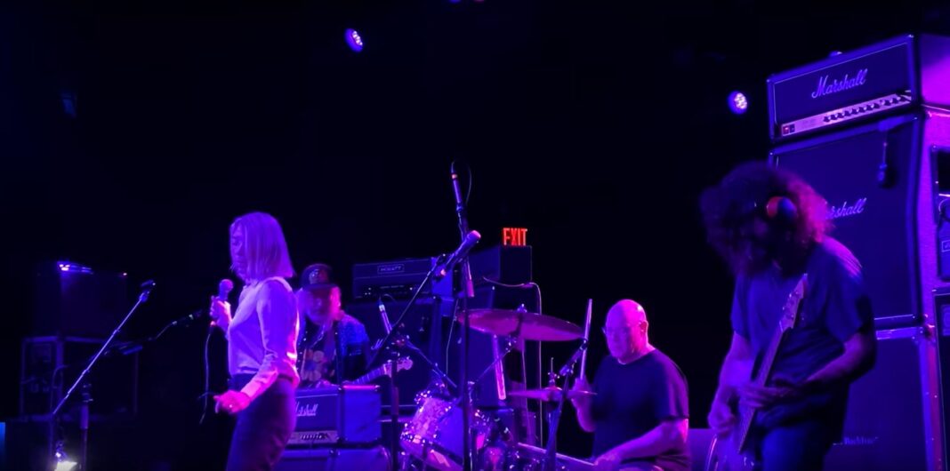 Dinosaur Jr. covern Stooges mit Kim Gordon (Screenshot: YouTube)