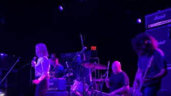 Mit Kim Gordon  – Dinosaur Jr. covern Stooges-Klassiker