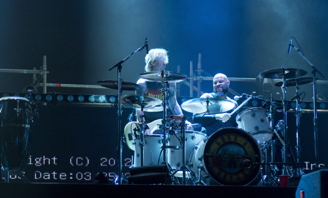 Guns N' Roses: Duff McKagan (l.) und Drummer Frank Ferrer, 2019 (Foto: picture alliance / ZUMAPRESS.com | KC Alfred)