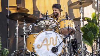 Ersetzt Drummer Frank Ferrer – Isaac Carpenter steigt bei Guns N’ Roses ein