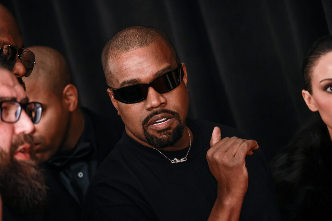 Verkauft Nazi-Shirts: Kanye West mit neuer Zahnreihe bei den Grammys, 2025 (Foto: Elyse Jankowski/Sipa USA)