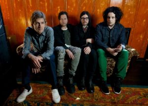 The Raconteurs kündigen drittes Album &#8220;Help Us Stranger&#8221; an