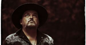 Alain Johannes kündigt neues Soloalbum &#8220;Hum&#8221; an, stellt gleichnamigen Song vor