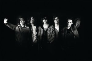 Videos: The Strokes spielen New Yorks erste reguläre Club-Show des Jahres