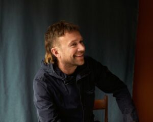 Damon Albarn kündigt Soloalbum &#8220;The Nearer The Fountain, More Pure The Stream Flows&#8221; an, streamt Titeltrack