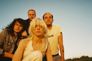 Amyl And The Sniffers veröffentlichen neue Single &#8220;Guided By Angels&#8221;, kündigen Album &#8220;Comfort To Me&#8221; an