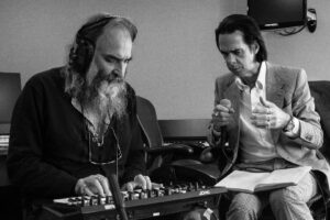 Nick Cave &amp; Warren Ellis streamen Soundtrack-Song &#8220;We Are Not Alone&#8221;