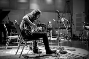 Dave Grohl und Greg Kurstin covern Lisa Loebs &#8220;Stay (I Missed You)&#8221; für Hanukkah-Song-Reihe