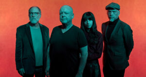 Pixies präsentieren neuen Song &#8220;There&#8217;s A Moon On&#8221;