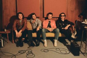 Arctic Monkeys stellen neue Single &#8220;There&#8217;d Better Be A Mirrorball&#8221; mit Video vor