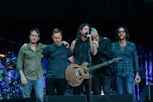 Foo Fighters schließen emotionales Tribute-Konzert mit Auftritten Taylor Hawkins&#8217; Sohn, Them Crooked Vultures und Paul McCartney ab