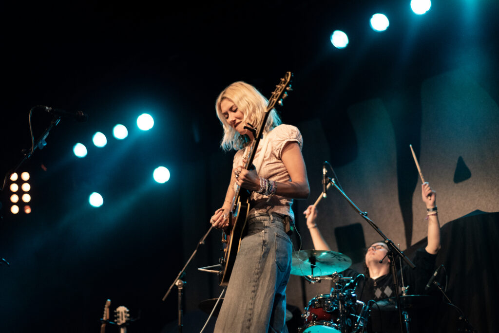 Legen sich deutlich mehr ins Zeug als Inhaler: Nieve Ella und ihre Band (Fotos: Tim Lasche)