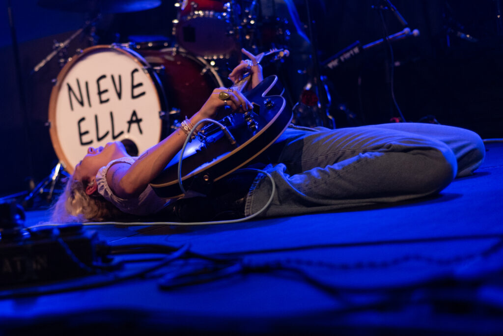 Legen sich deutlich mehr ins Zeug als Inhaler: Nieve Ella und ihre Band (Fotos: Tim Lasche)