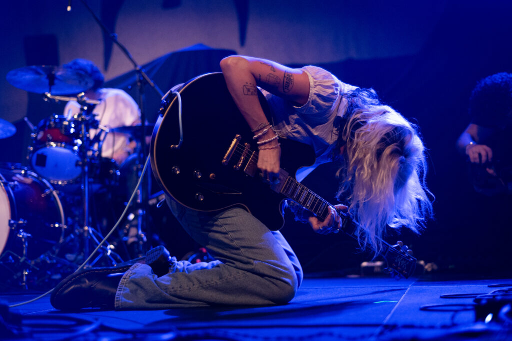 Legen sich deutlich mehr ins Zeug als Inhaler: Nieve Ella und ihre Band (Fotos: Tim Lasche)