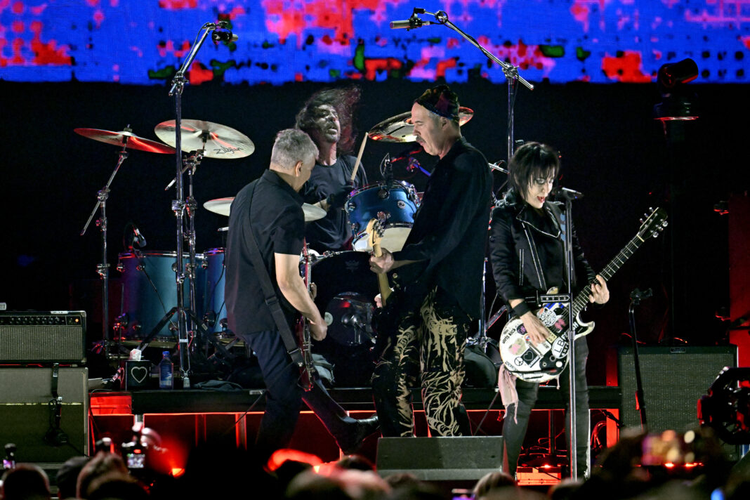 Joan Jett performt mit den verbleibenden Mitgliedern von Nirvana bei Benefizkonzert für Waldbrandopfer (Foto: Scott Dudelson/Getty Images)