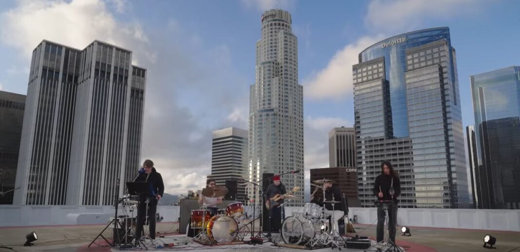 Osees spielen auf Helikopter-Landeplatz in Downtown, LA (Screenshot: YouTube/Castelface Records)