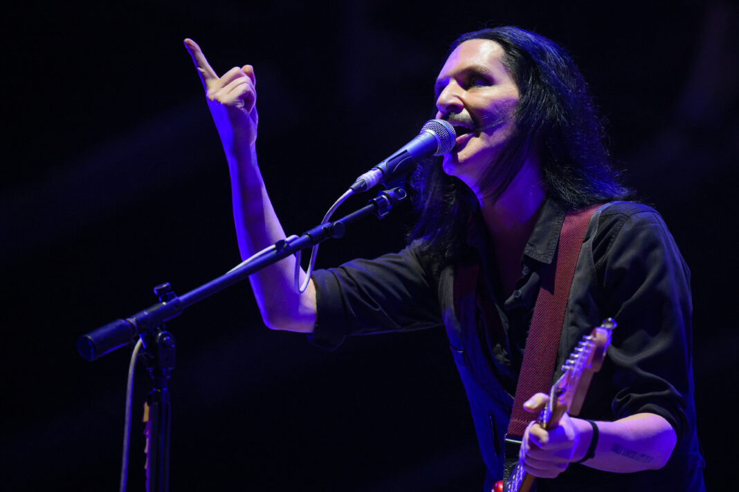 Im Rechtsstreit mit der italienischen Ministerpräsidentin: Frontmann Brian Molko von Placebo, 2023 in Nyon (Foto: picture alliance/KEYSTONE | LAURENT GILLIERON)