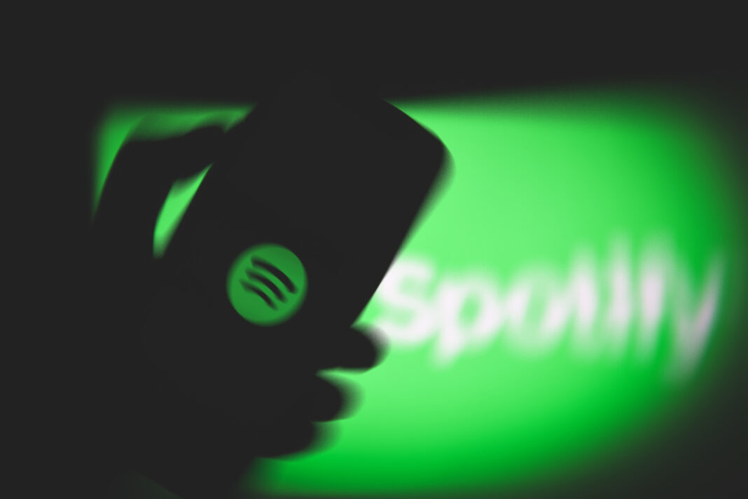 Das Logo von Spotify wird auf einem Apple-Smartphone angezeigt.