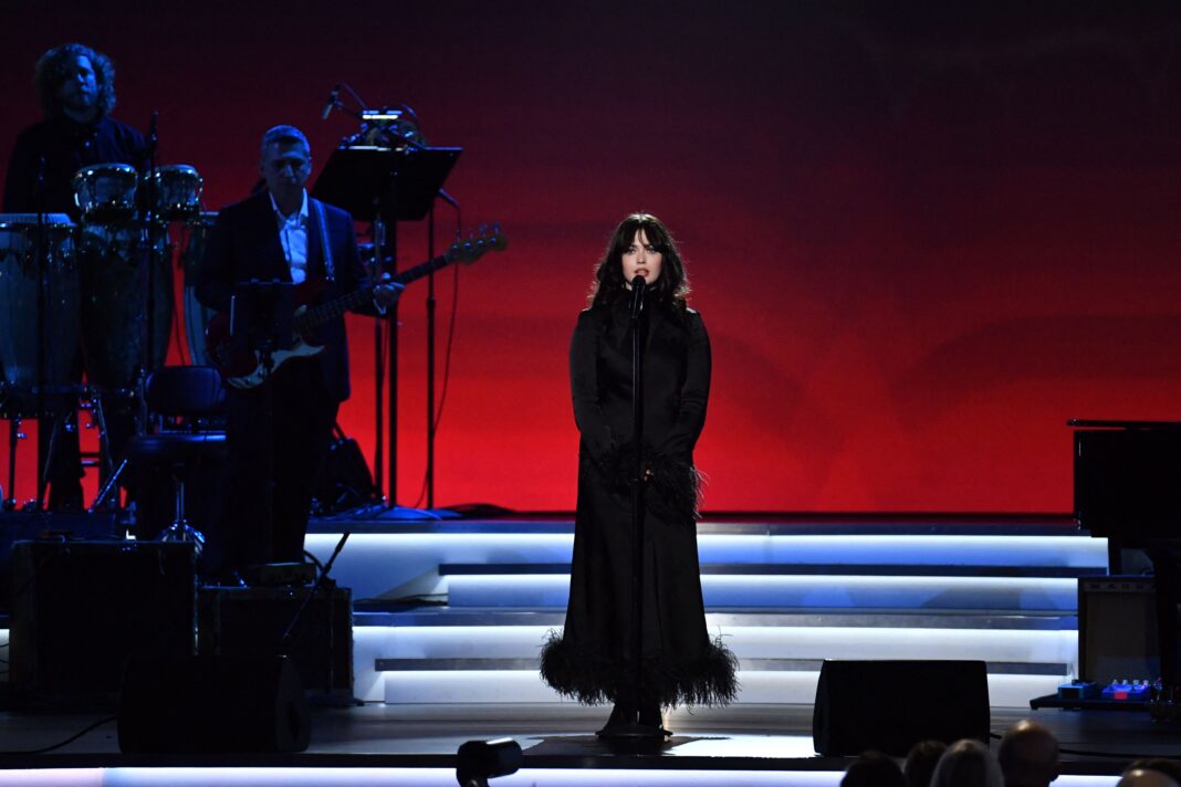 Violet Grohl bei einem Gala-Auftritt zu Ehren von Joni Mitchell, 2022 (Foto: ANGELA WEISS / AFP/ Getty Images)