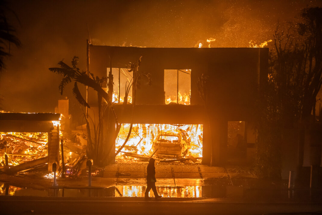 Eines von Tausenden: Durch die Waldbrände zerstörtes Haus am Pacific Coast Highway in Los Angeles (Foto: Apu Gomes/Getty Images)