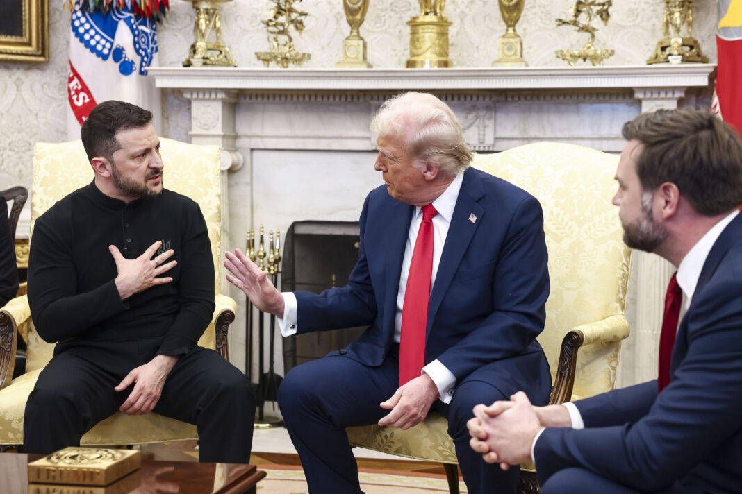 Eklat bei Treffen im Weißen Haus: US-Präsident Donald Trump und Vizepräsident JD Vance reden auf den ukrainischen Präsidenten Selenskyj ein (Foto: picture alliance / Newscom | JIM LO SCALZO)